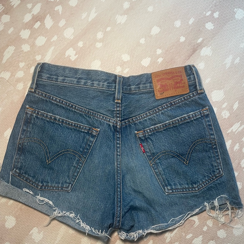 Women’s Levi 501 Short. Size 25, like new.